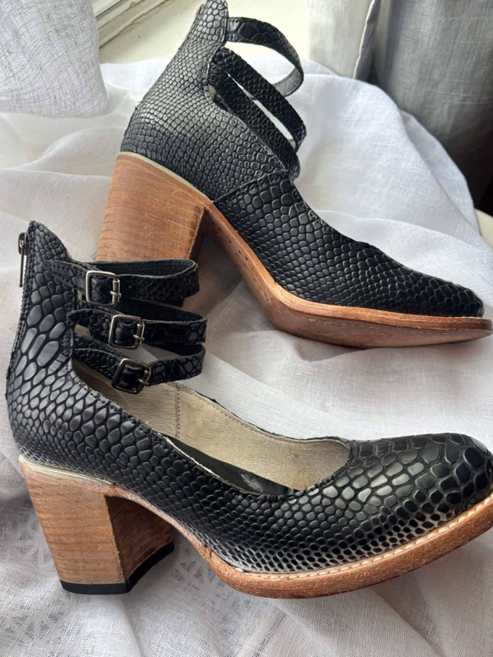 Freebird Randi Black Snake Embossed Leather Heels Buckle Straps Size 8 EUC